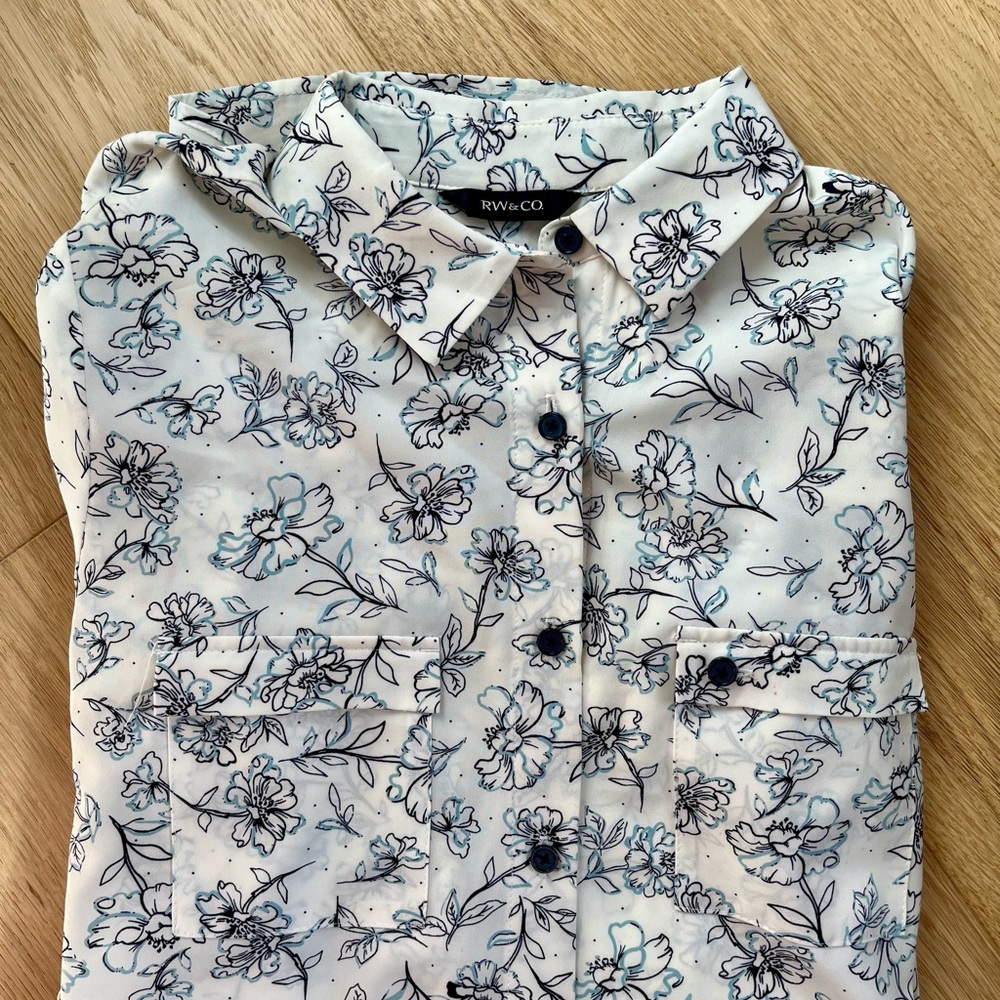 RW&CO. White and Blue Floral Blouse. Size Small.